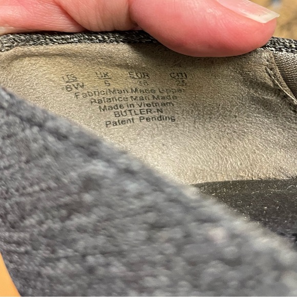 Naturalizer Butler-N Two Toned Black Material Heels, size 8W - Picture 4 of 6